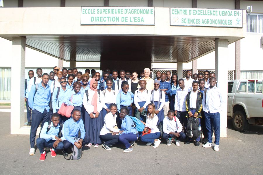 Photo de famille avec des ingénieurs agronomes en 1re année à l'Ecole Supérieure d'Agronomie de l'INP-HB